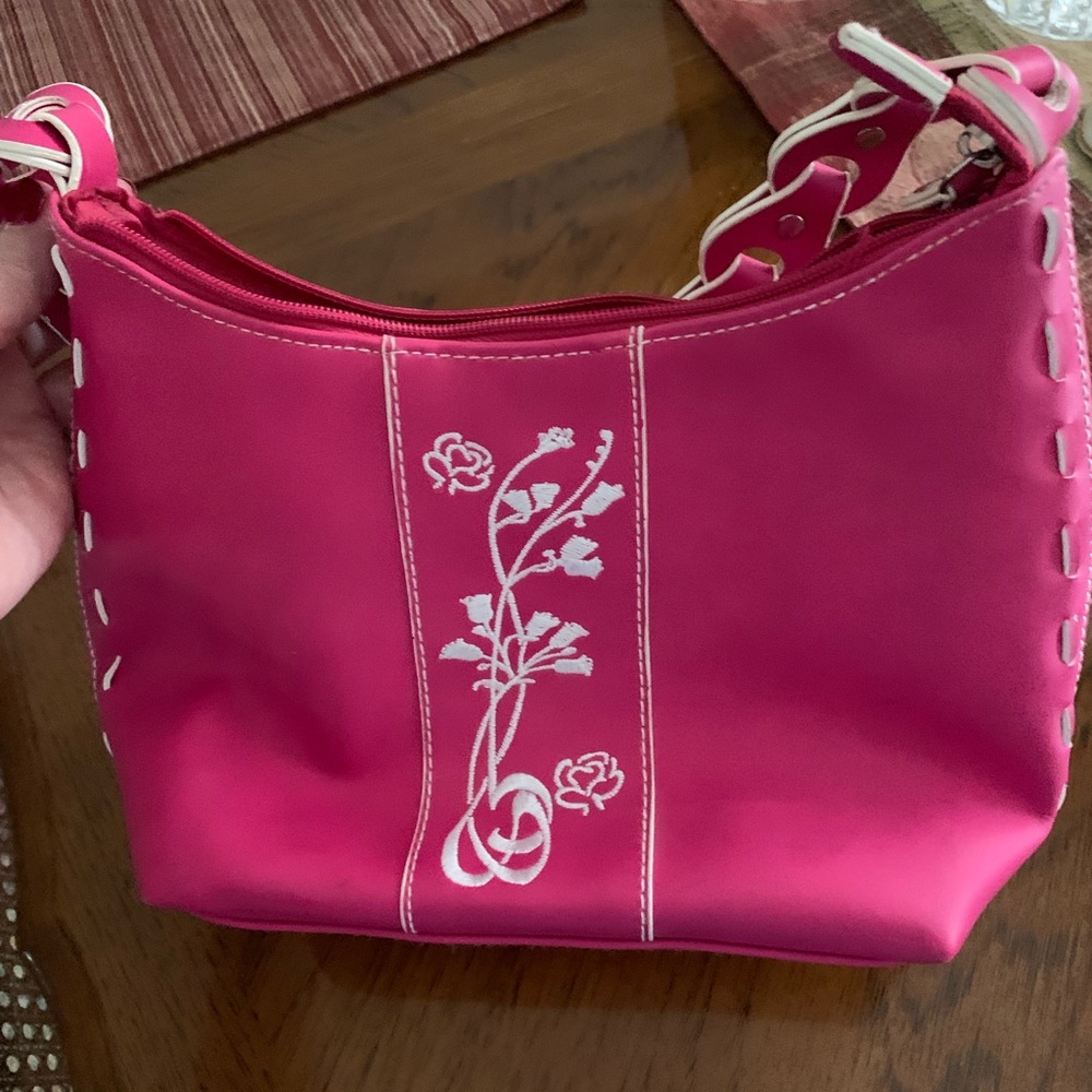 Super cute pink purse!  Ideal for young girl!